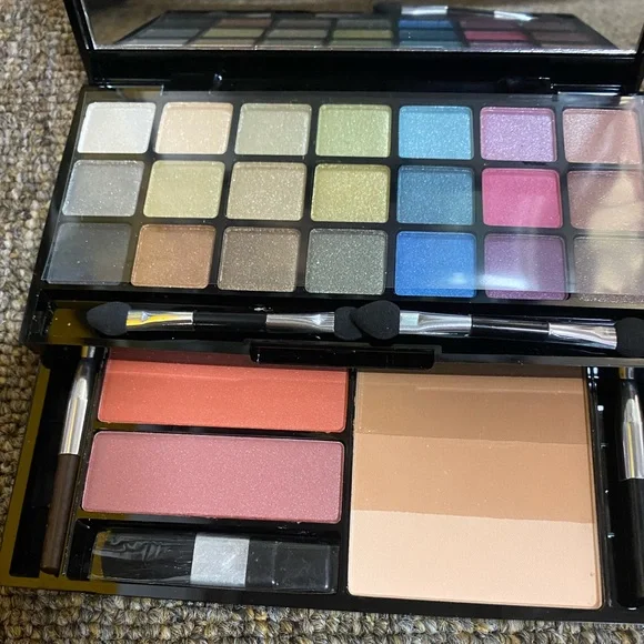 Designer makeup set - Picture 2 of 10